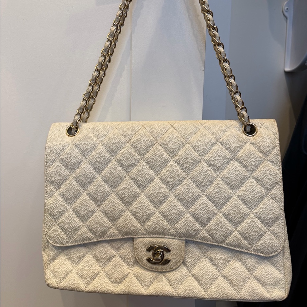 VINTAGE JUMBO CLASSIC CHANEL WHITE CAVIAR SINGLE FLAP BAG. Collectors piece!